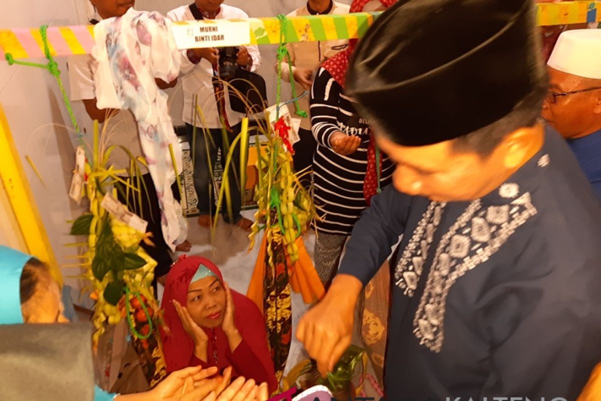 Wanita umur 52 tahun ini ikuti tradisi baayun di Masjid Jami
