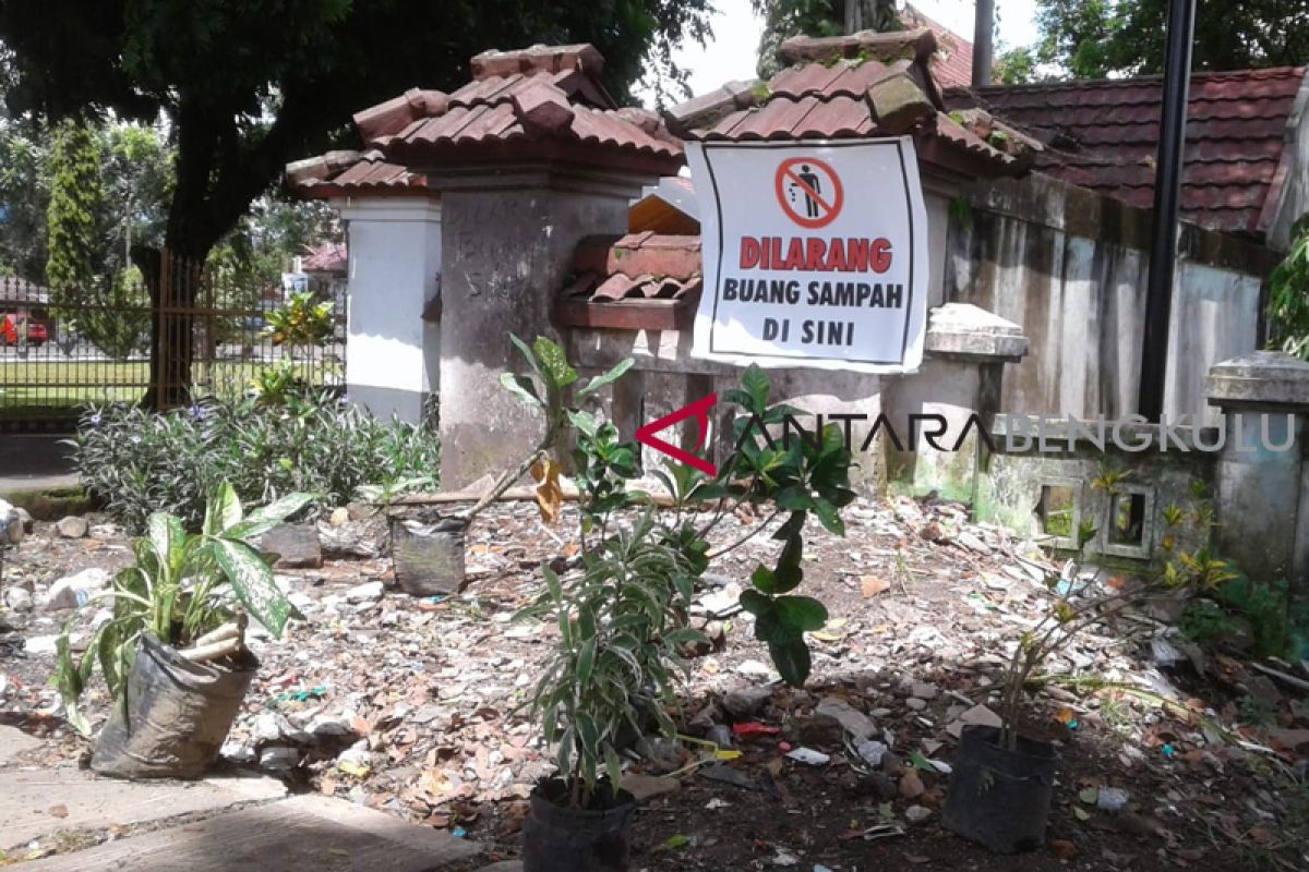 Warga Rejang Lebong ngeluh minimnya bak penampungan sampah