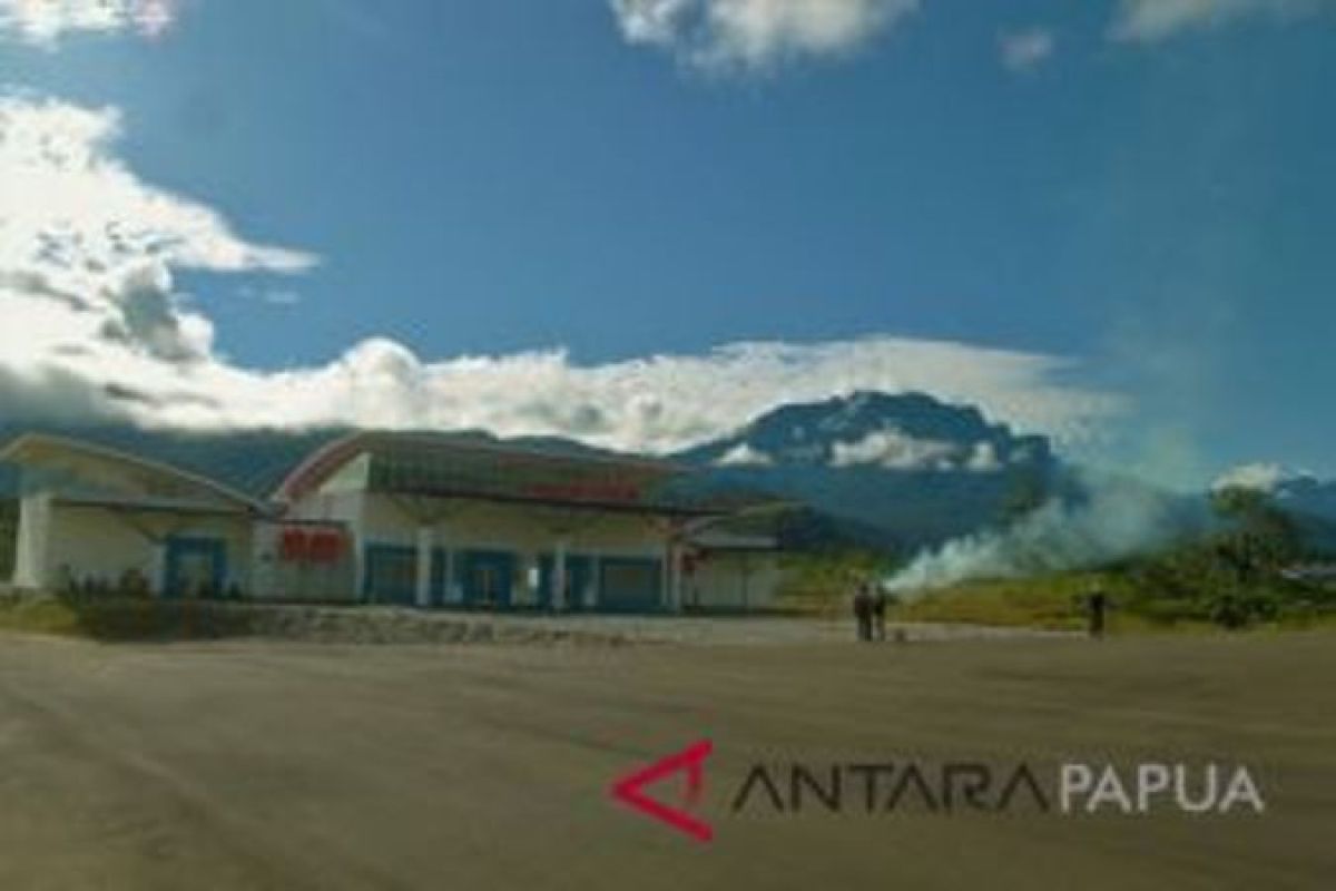 Bupati Yalimo resmikan terminal Bandara Elelim