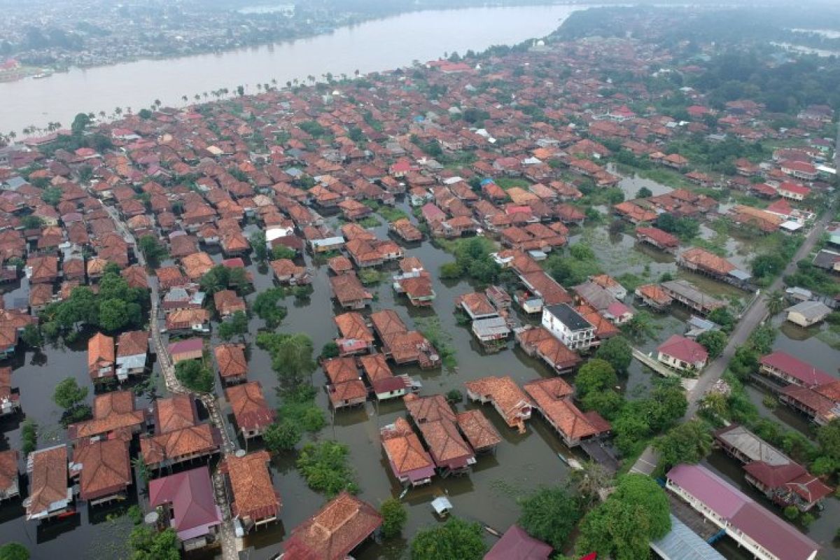 Banjir mulai genangi pemukiman warga Seberang Kota Jambi