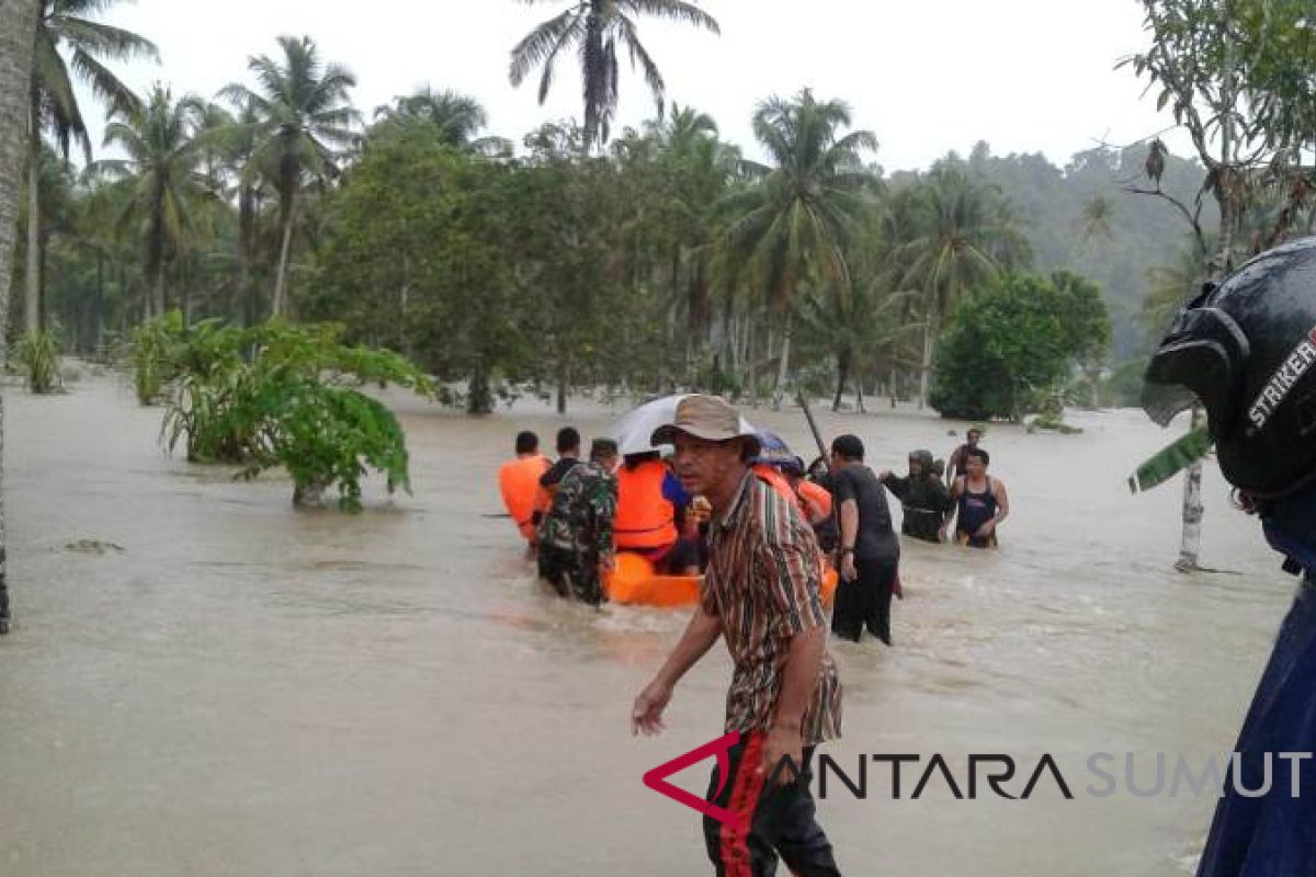 BPBD Nias Selatan bantu warga terjebak banjir