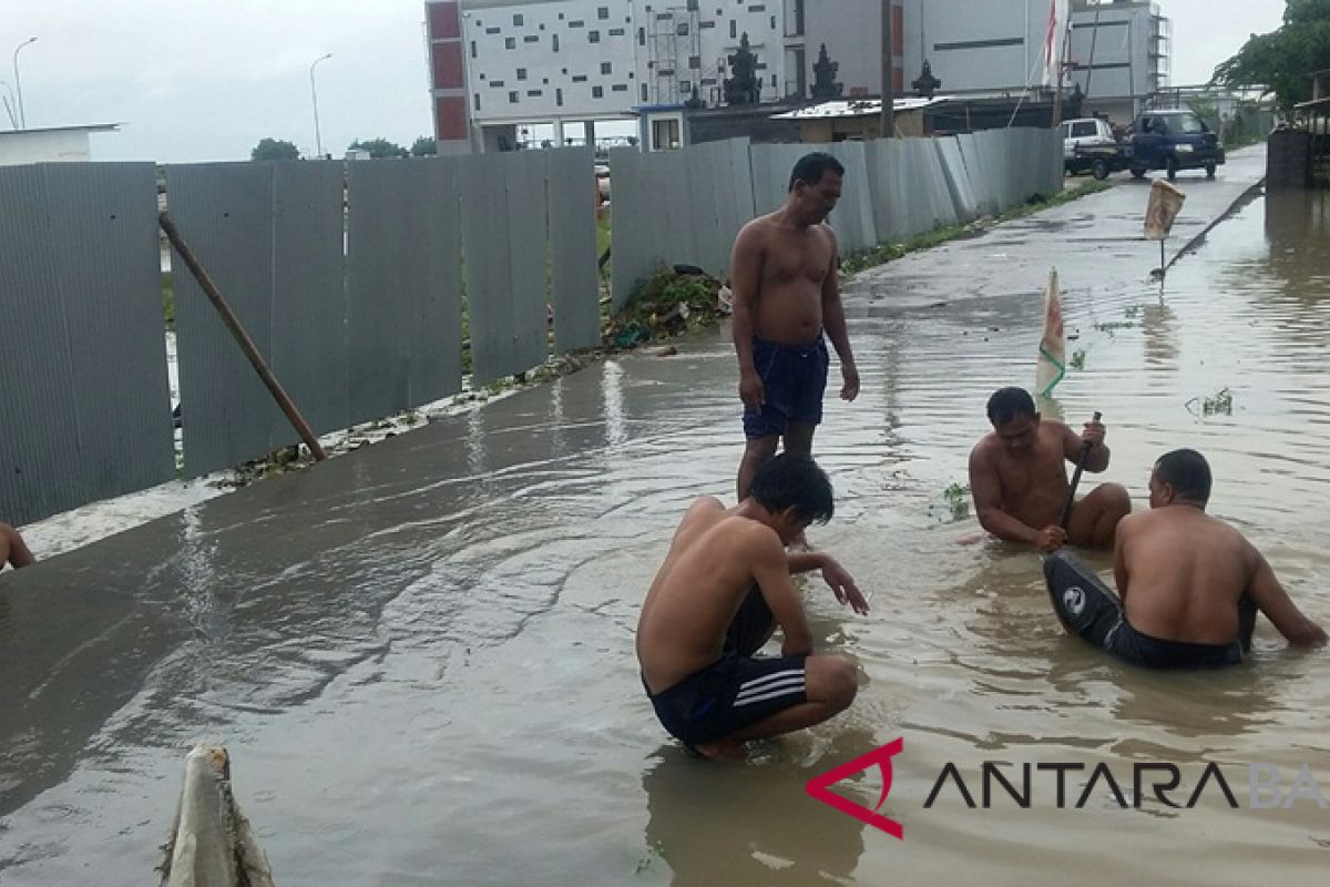 Warga gotong royong atasi banjir