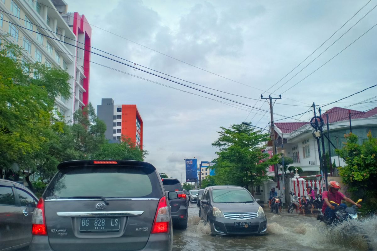 Air hujan genangi kawasan permukiman Palembang