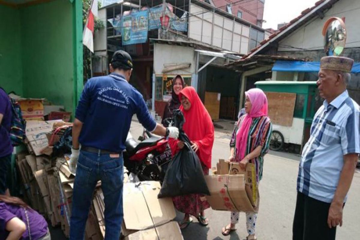 Warga Jakarta Selatan tukar sampah dengan sembako