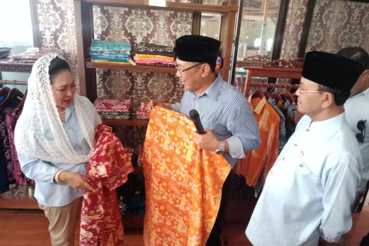 Titiek Soeharto Dukung Pengembangan Batik Motif Lokal Banten