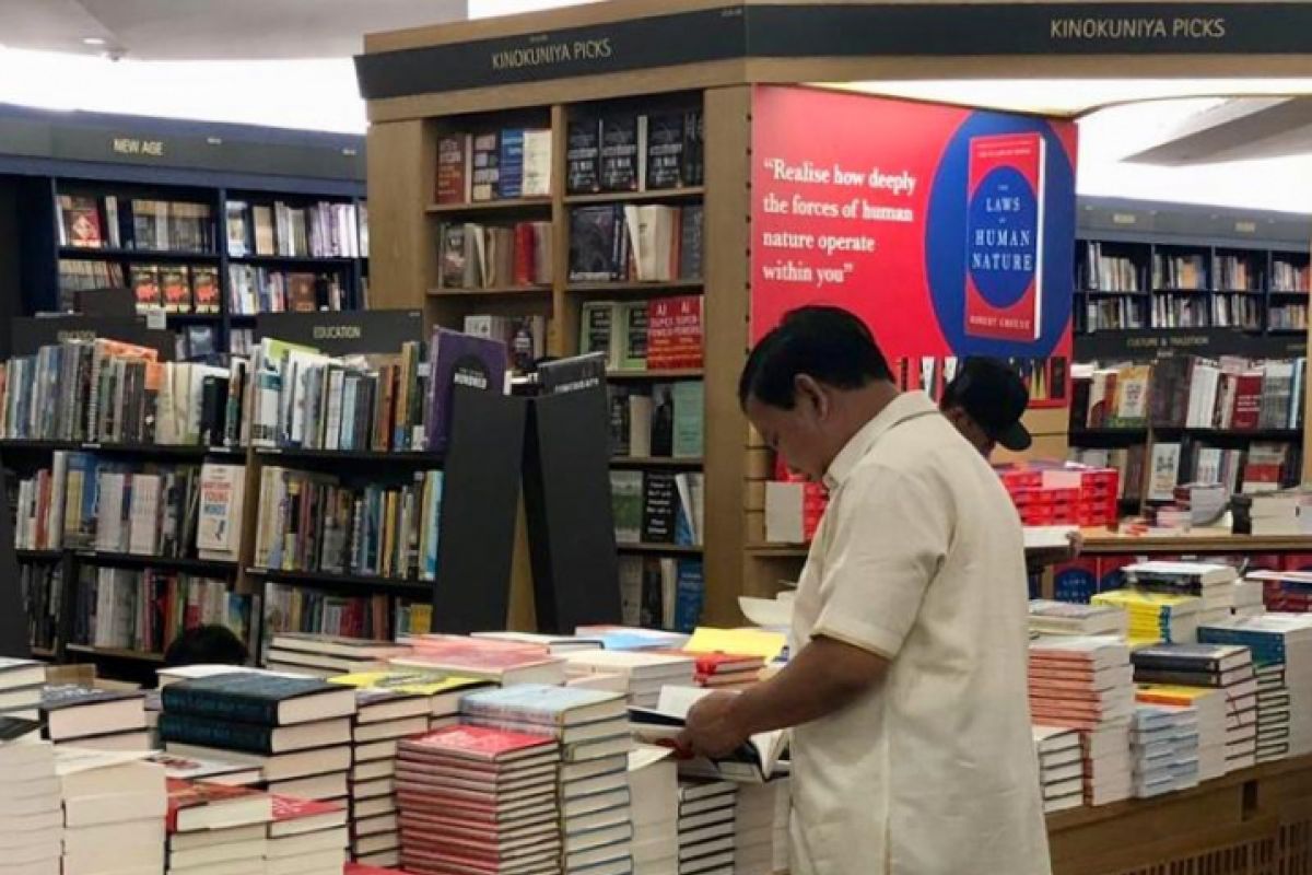 Prabowo Subianto goes book hunting in Singapore