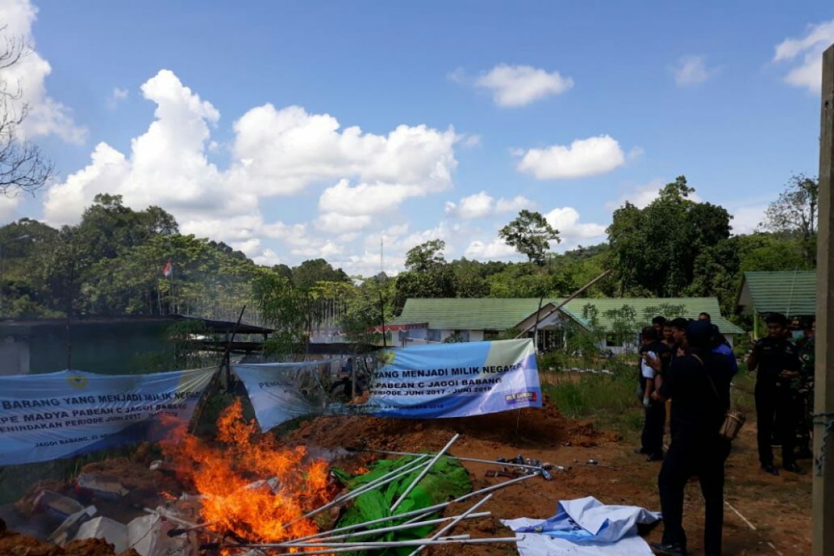 Pemusnahan barang ilegal oleh Bea Cukai Jagoi Babang