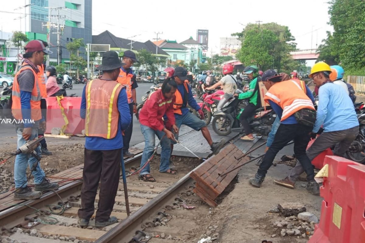 Block Rel Depan RSI Jalan Ahmad Yani Surabaya mulai Dipasang