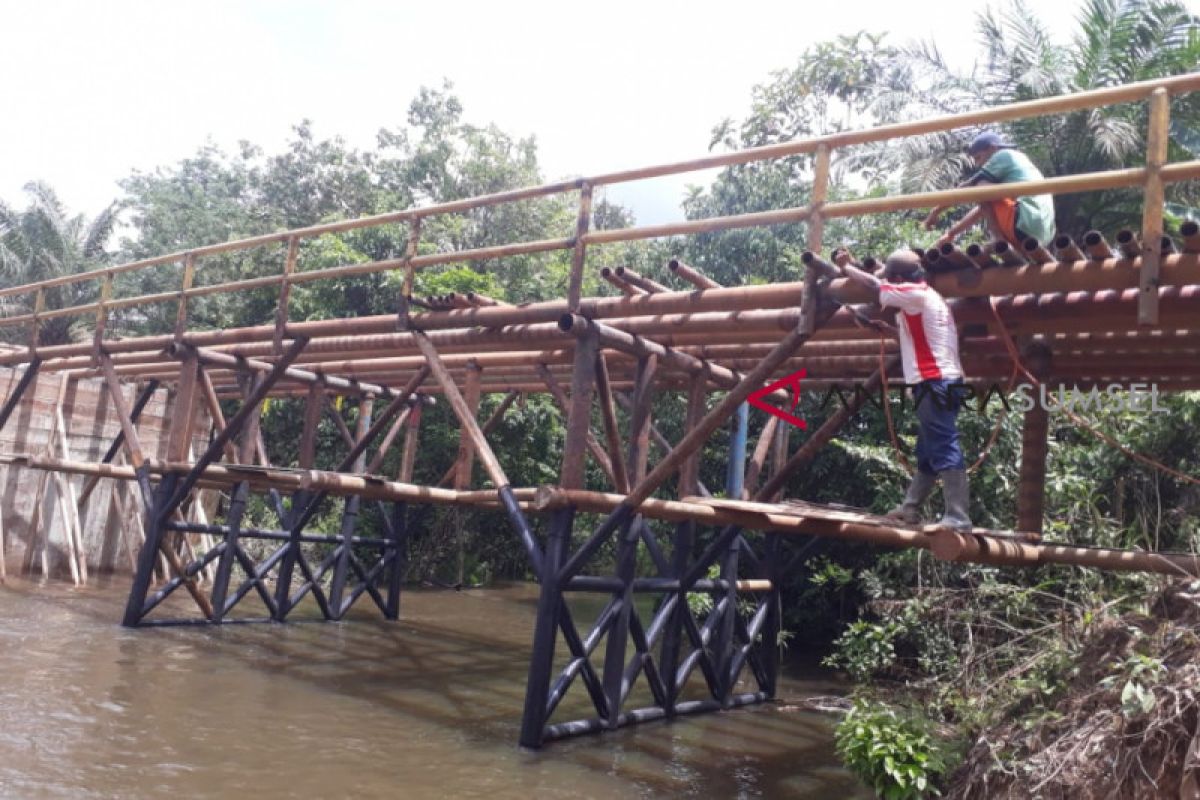 Rehab jembatan desa Sembatu Jaya diduga gunakan besi "keropos"