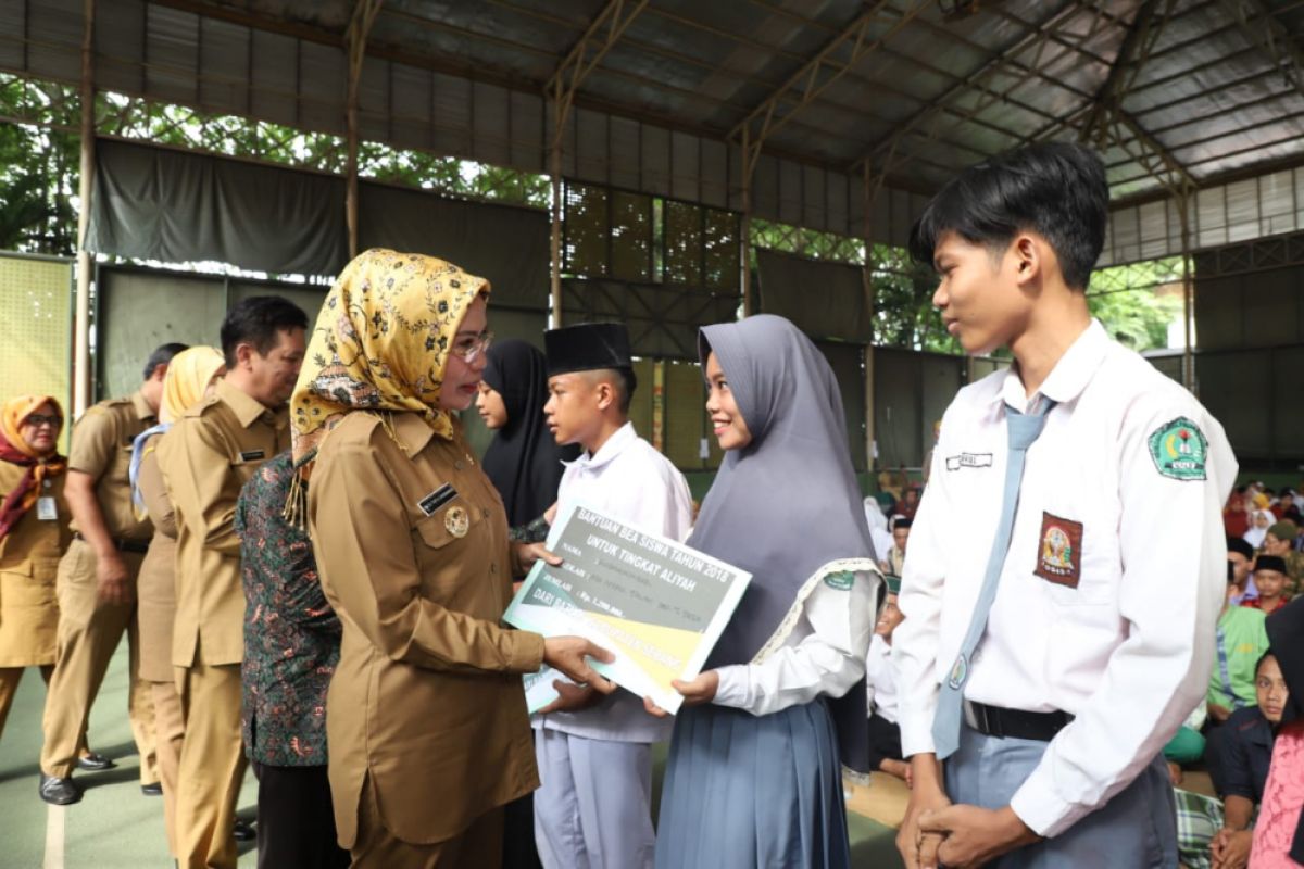 696 Siswa Kabupaten Serang Terima Beasiswa.