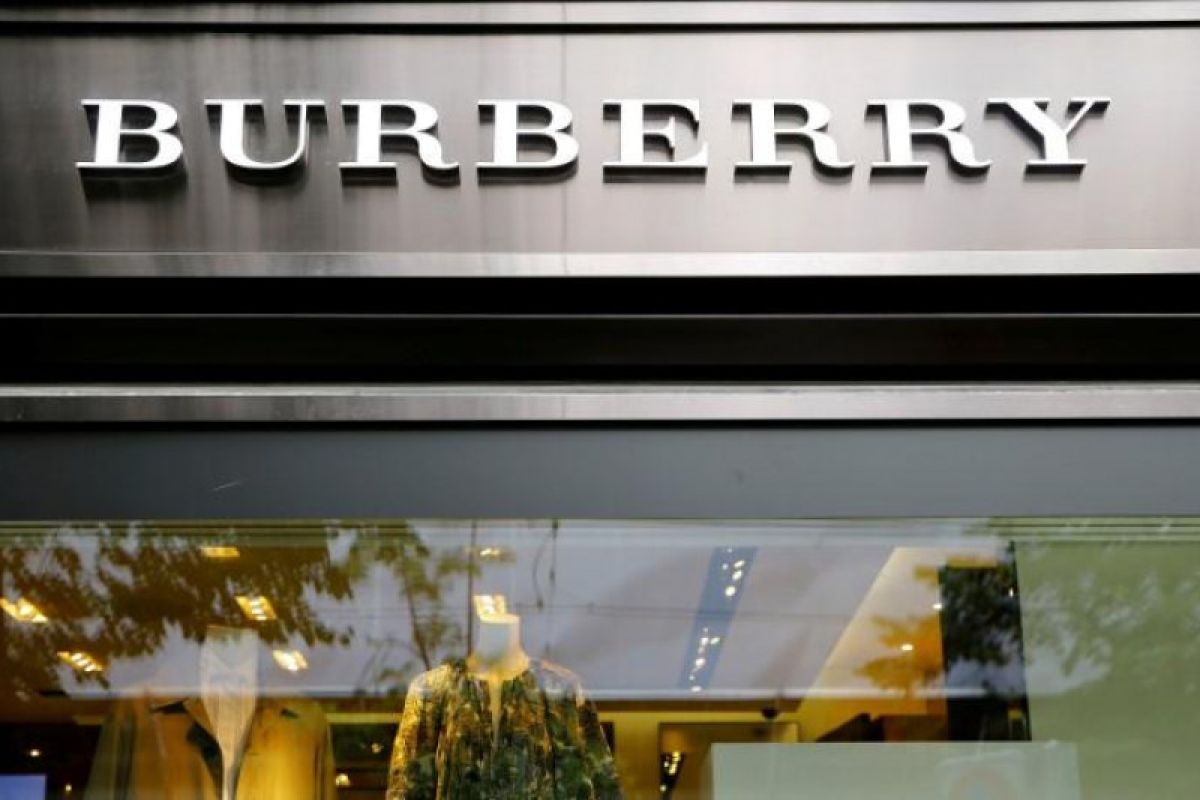 Saham perusahaan fesyen Inggris Burberry anjlok pada akhir pekan