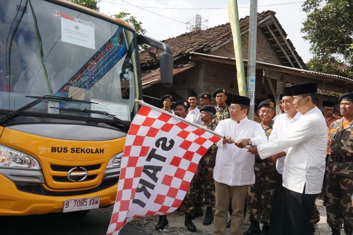 Kemenhub bantu bus sekolah di lima pondok pesantren