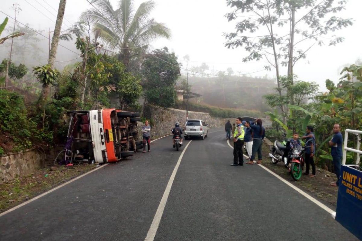 Rem Blong, Bus Penumpang Umum Terguling di Trenggalek