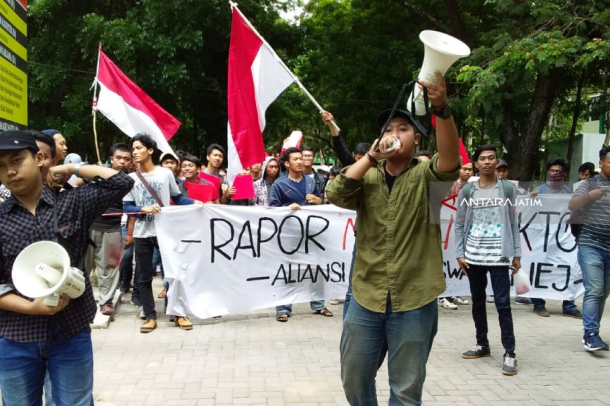 Demo Tuntut Transparansi, Mahasiswa Unej Berikan Rapor Merah ke Rektor (Video)