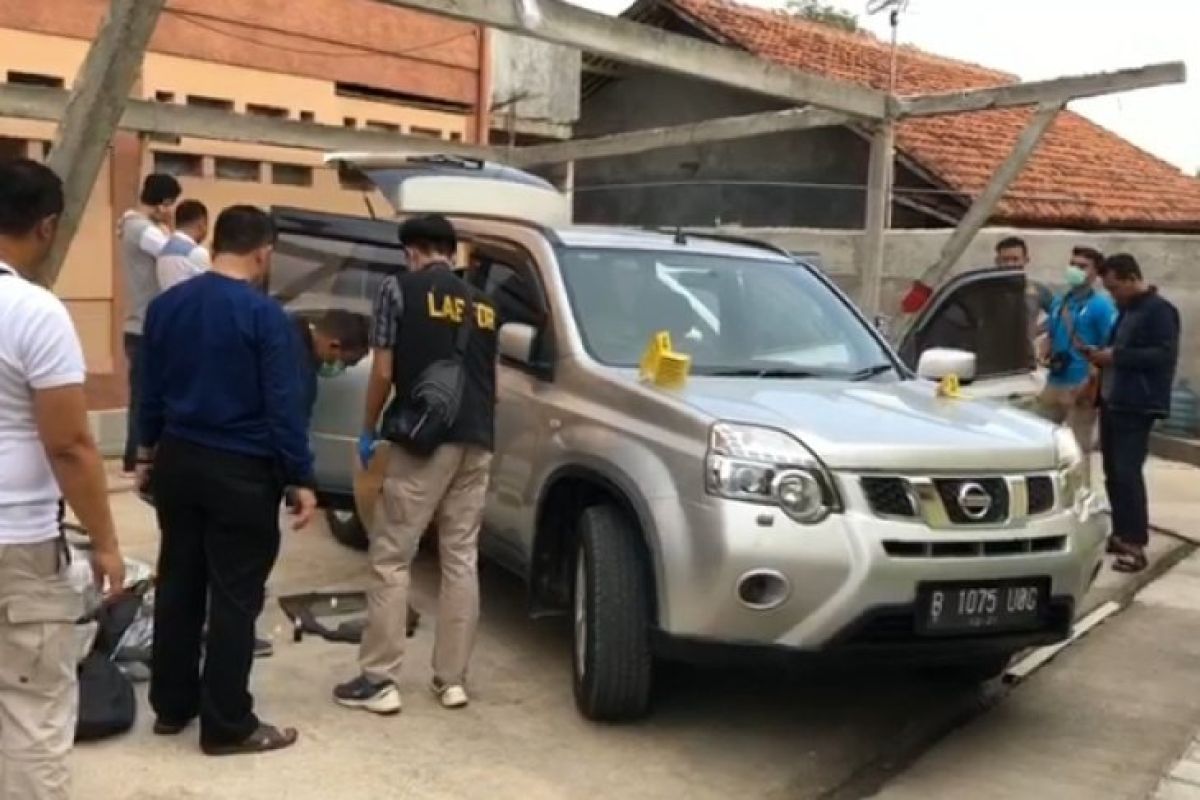 Petugas rekonstruksi bongar paksa pintu kontrakan Diperum