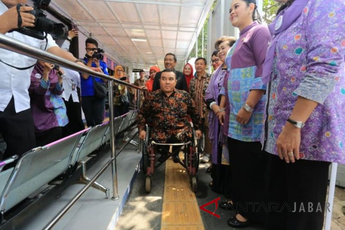 Puluhan disabilitas dan lansia Mukomuko terima bantuan permakanan