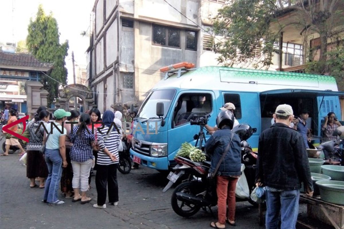 Masyarakat antusias manfaatKan perekaman KTP-E di Pasar Gianyar