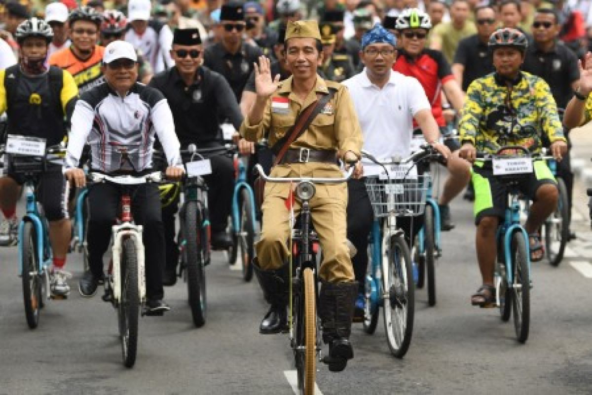 Presiden jokowi dandan ala pejuang kemerdekaan mengayuh sepeda