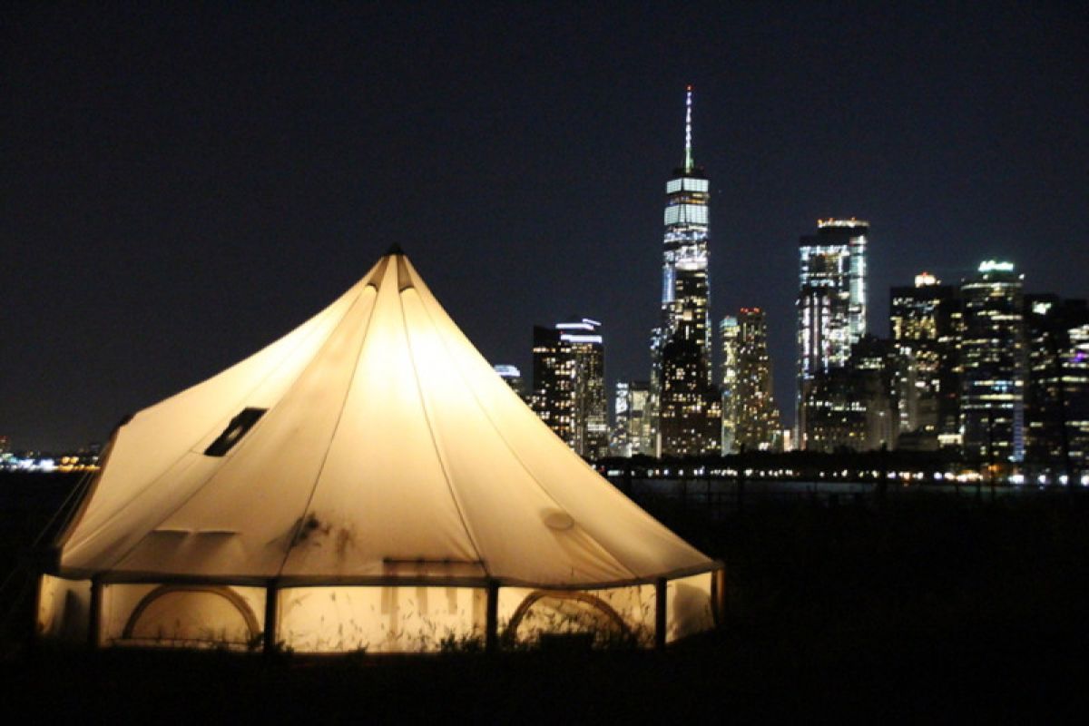 Berkemah dihiasi pemandangan cakrawala New York di Governors Island