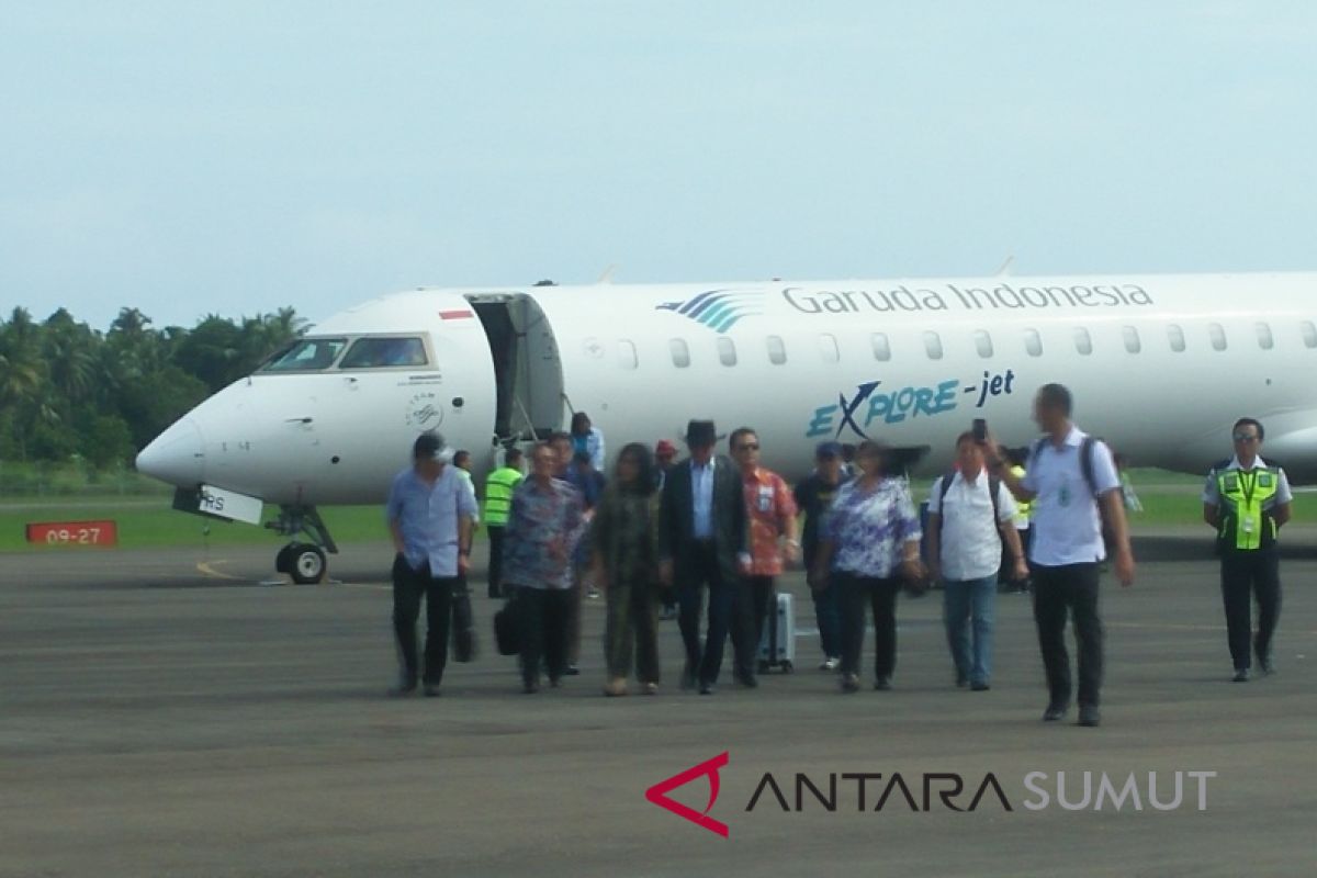 Menkumham penumpang perdana  Pesawat Garuda Jakarta - Nias