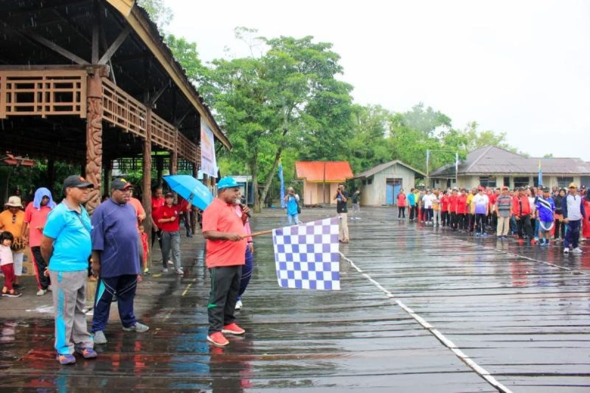 Bupati mengajak warga Asmat berperilaku hidup sehat