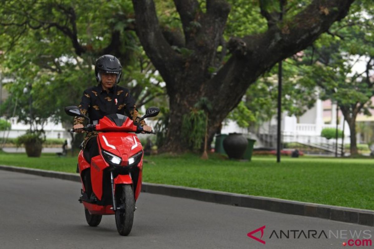 Presiden jajal sepeda motor listrik buatan Indonesia