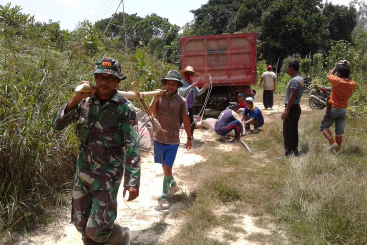 TNI dan warga gotong royong perbaiki PLMTH Puring Kencana