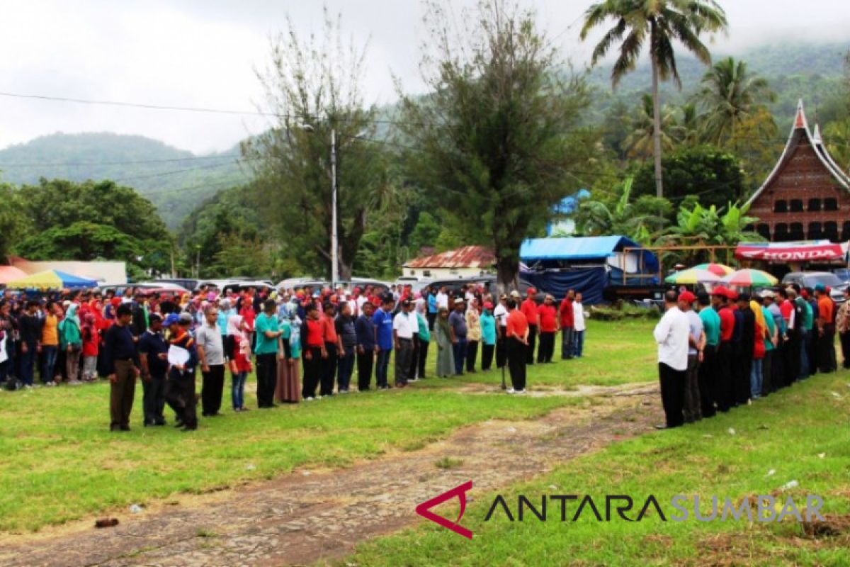 Pegawai Pemkab Solok gotong royong  bersihkan Dermaga Danau Singkarak persiapkan TdS