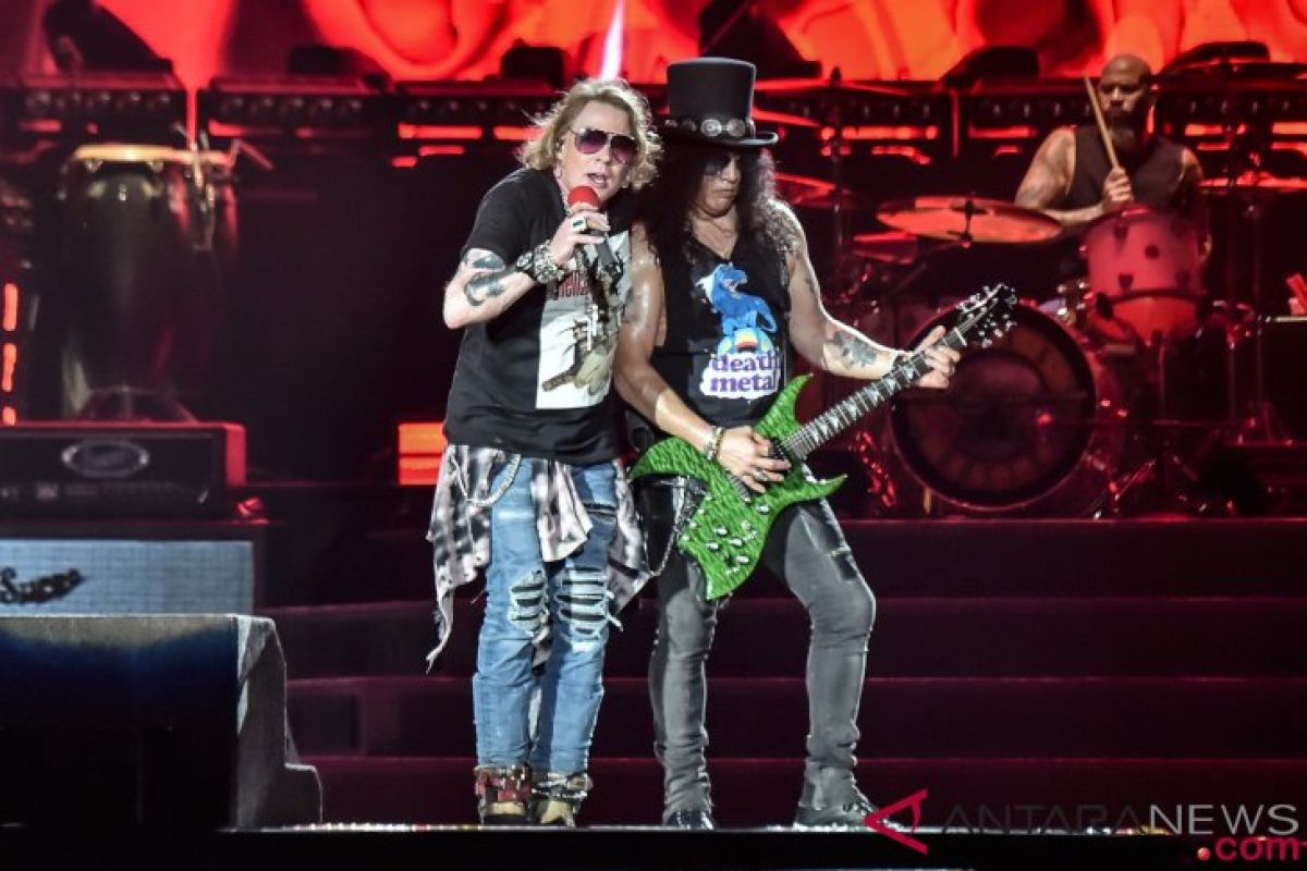 "Welcome To The Jungle" bakar semangat penonton Guns N' Roses