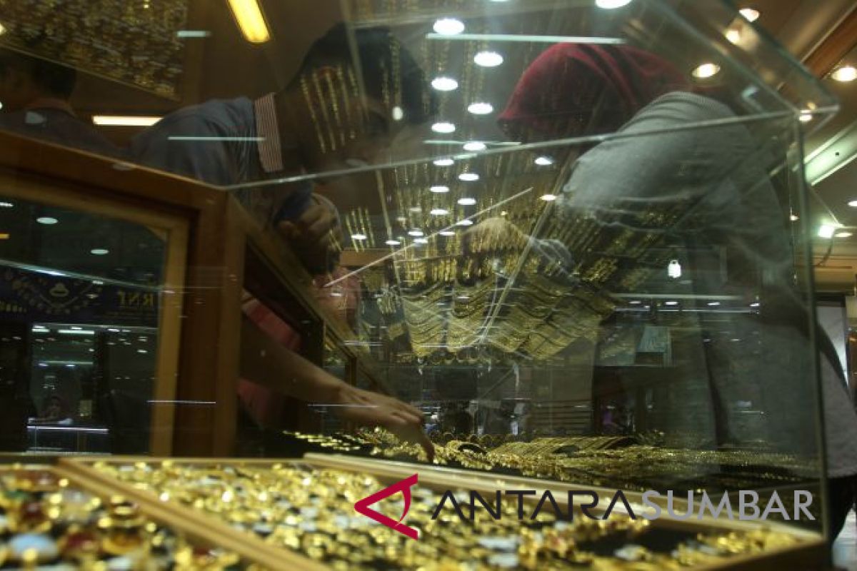 Emas menguat setelah dolar dan ekuitas AS melemah