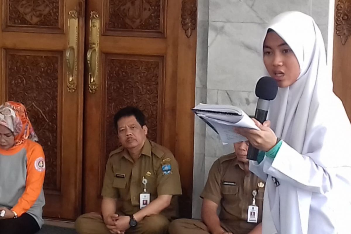 Siswi MAN 1 Berpuisi Ungkapkan Kegelisihah Ke Bupati Serang