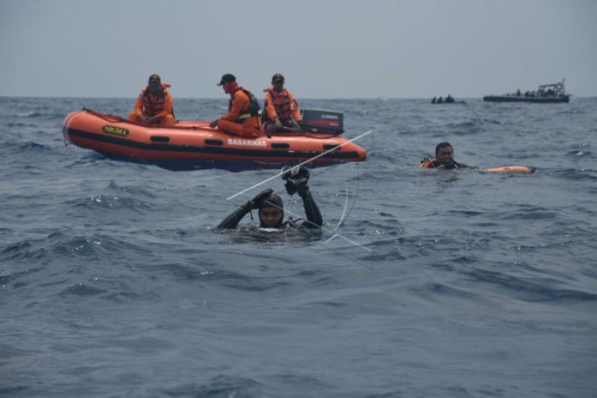 Penyelam Hadapi Kencangnya Arus Bawah Laut Karawang