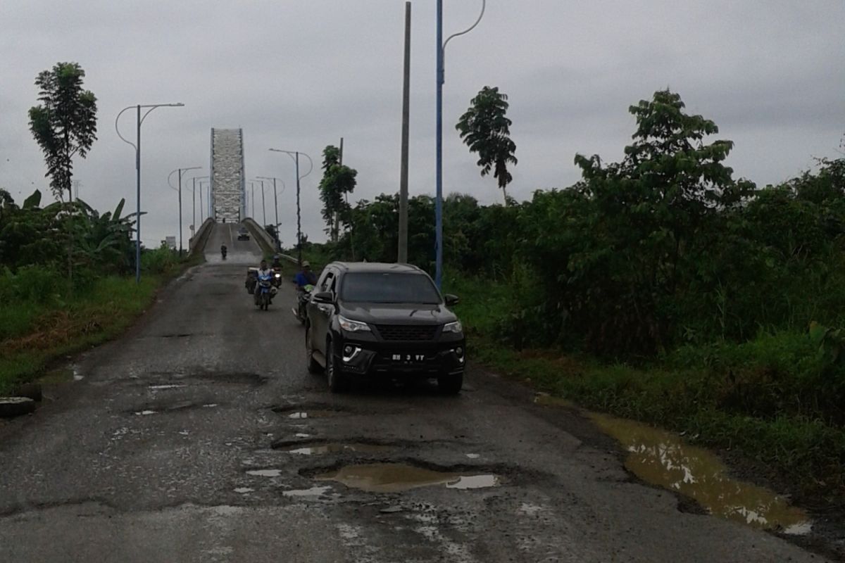 Jalan menuju jembatan ikon Tanjabtim rusak parah