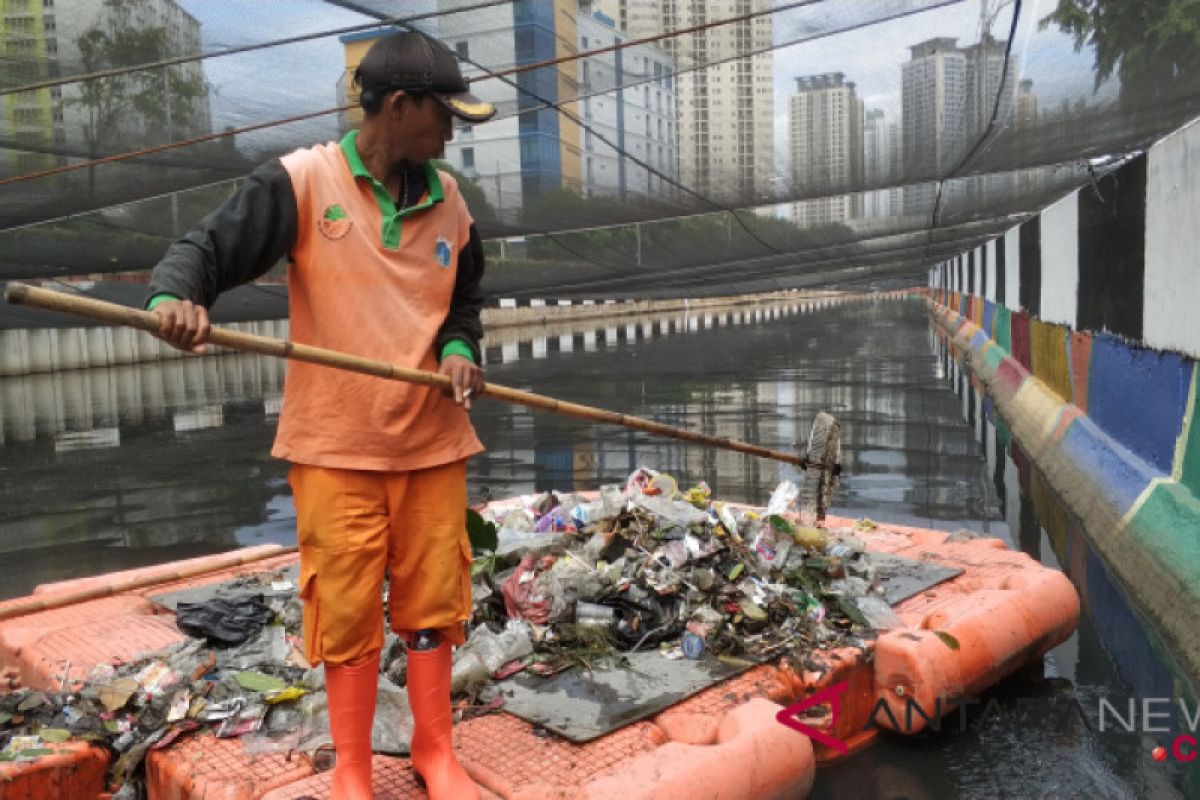 Kali Item kembali bau, waring jadi tempat sampah