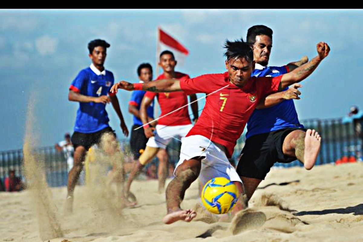 Tim sepak bola pantai Indonesia bermain imbang 4-4 dengan Malaysia