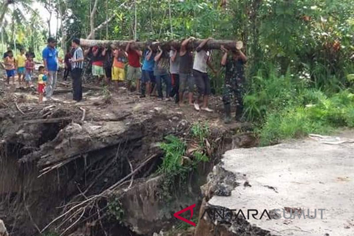 Jalan di Nias Barat  amblas akibat hujan deras