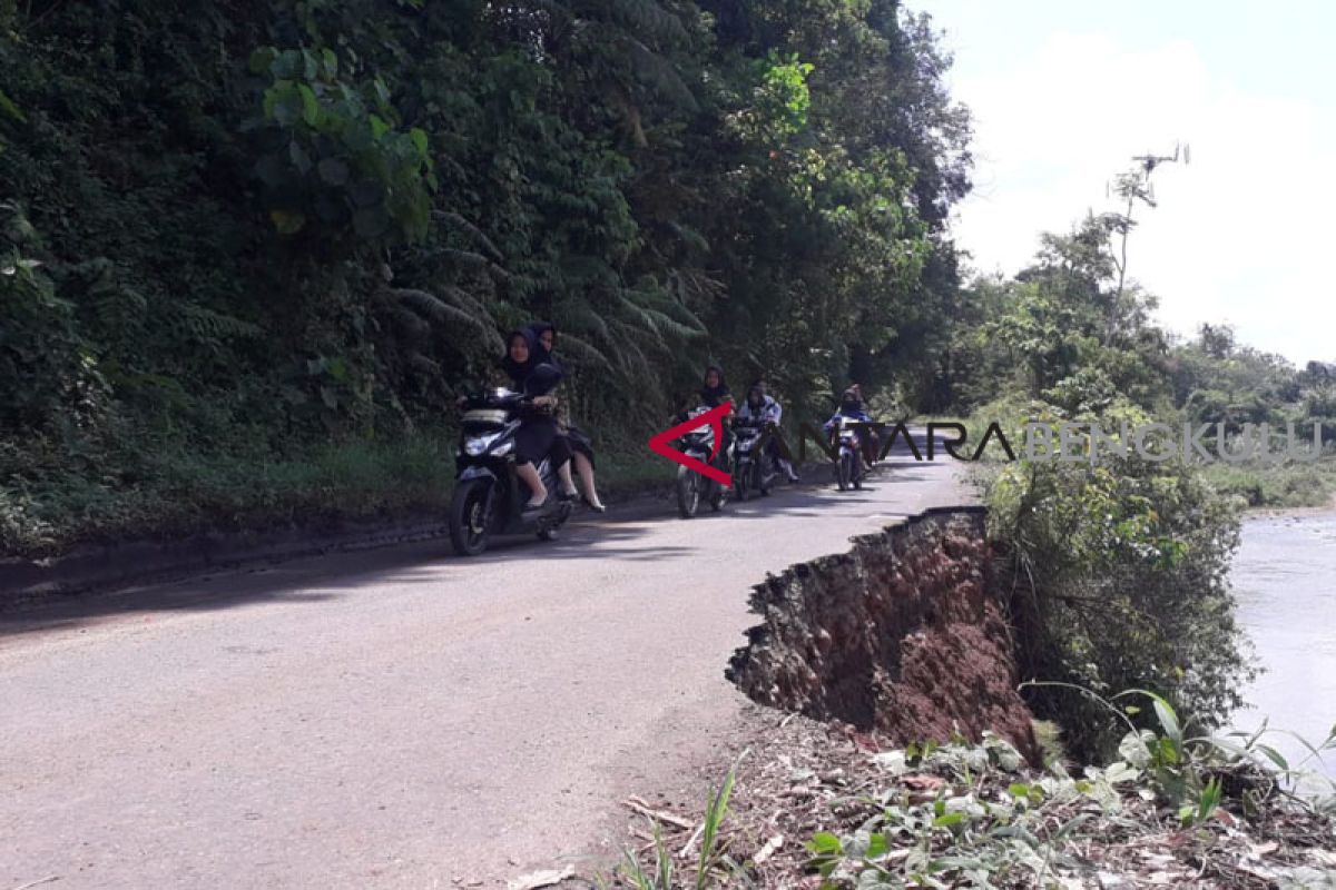 Jalan provinsi di Rejang Lebong nyaris putus