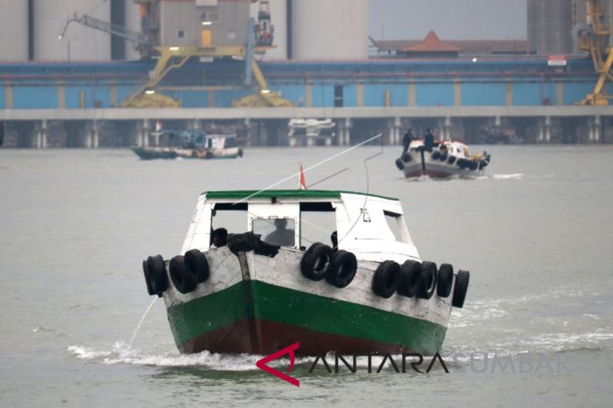 Kapal pengangkut BBM meledak di Sungai Musi, tujuh orang jadi korban