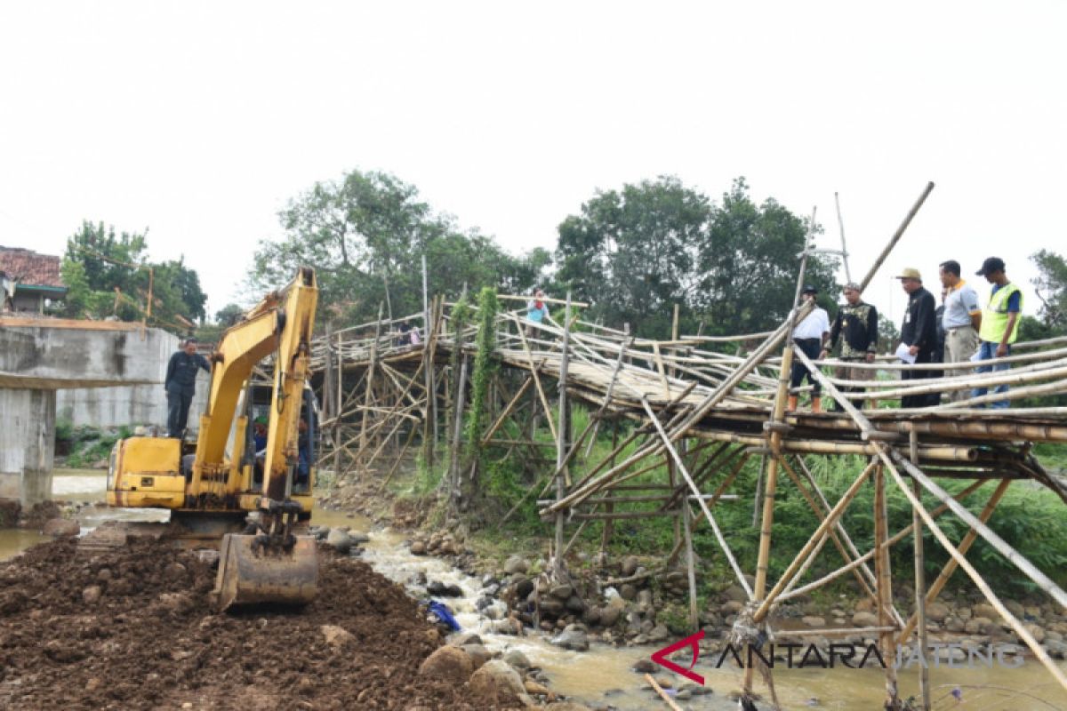 Bupati Batang tegur pelaksana proyek jembatan penghubung desa