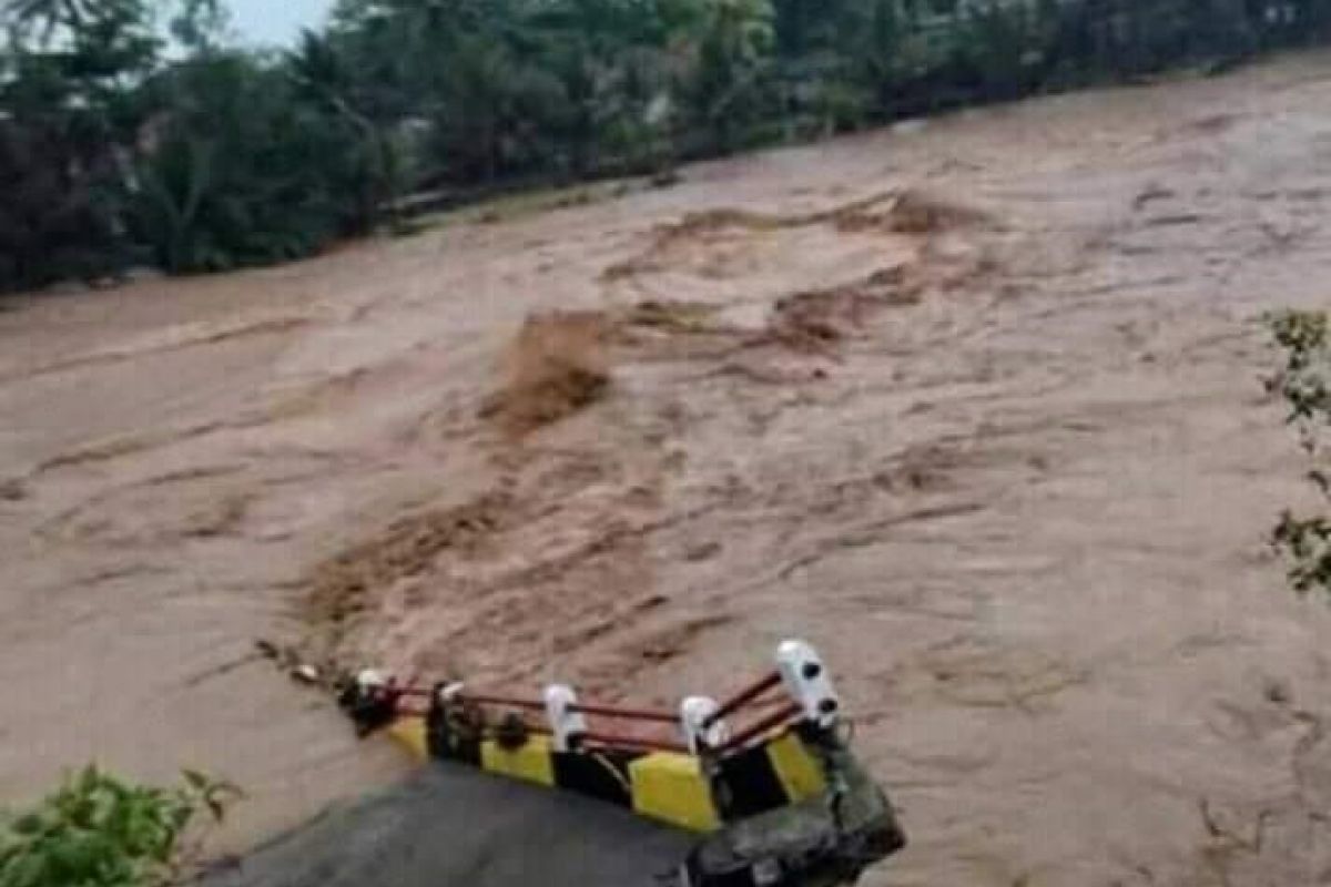 Jembatan penghubung Tasikmalaya-Garut roboh diterjang banjir