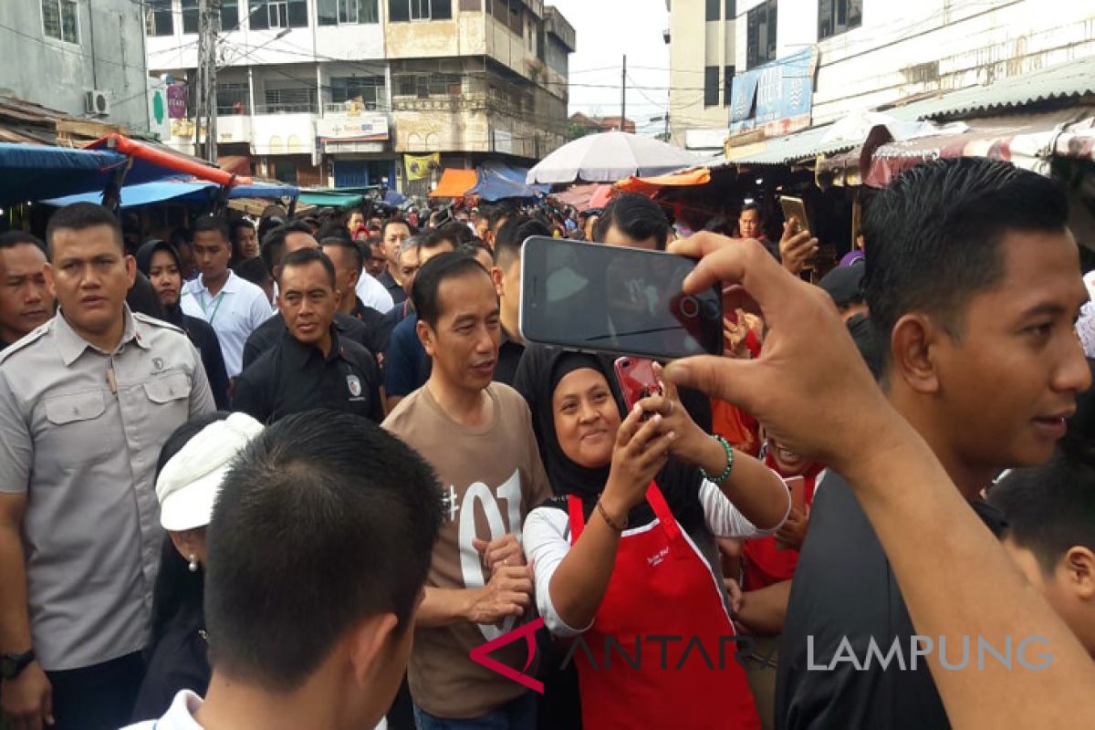 Jokowi kenalkan konsep "market place" daring ke petani