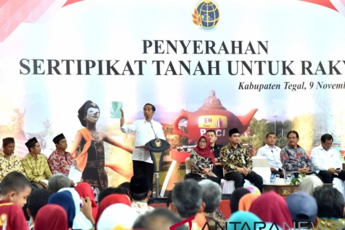 Jokowi labeli "politik genderuwo" bagi pihak yang menakut-nakuti