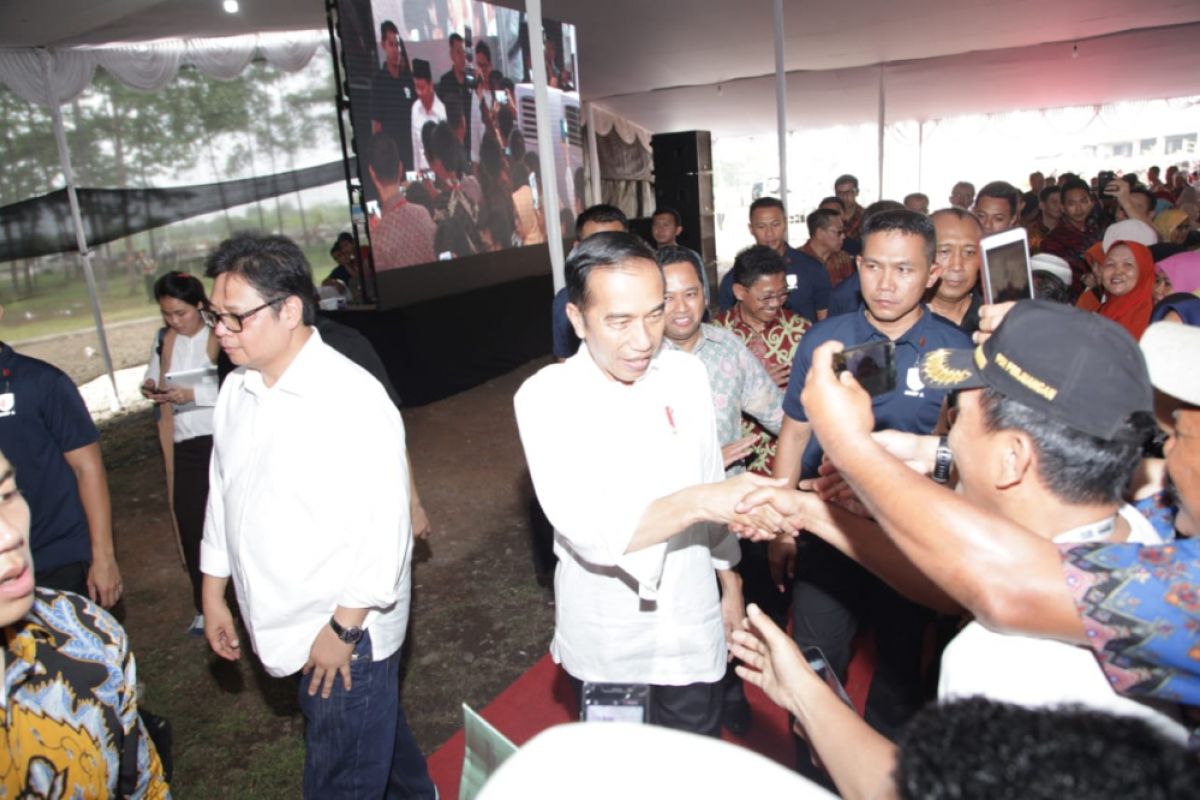 Jokowi Disambut Warga