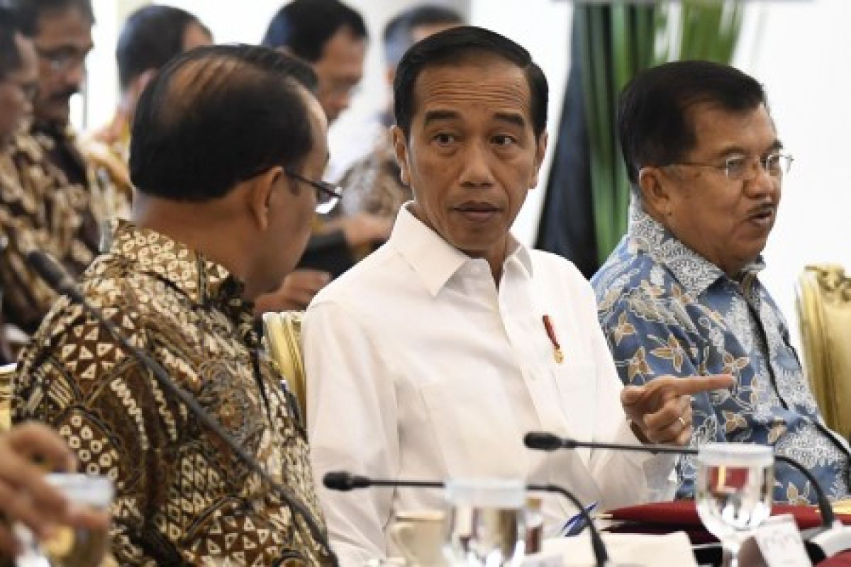 Jokowi minta menterinya terus perbaiki bidang investasi