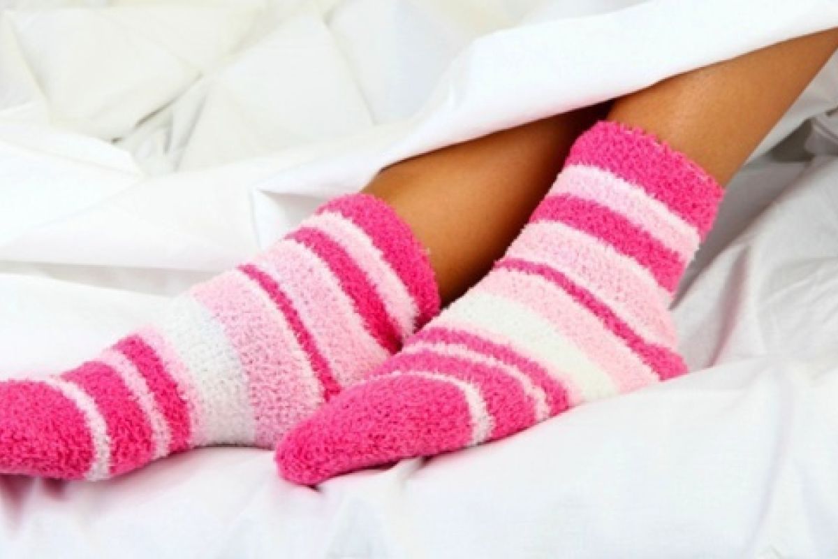Manfaat Tidur Menggunakan Kaos Kaki Basah