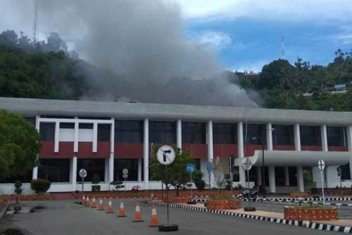 Kantor Gubernur Papua terbakar