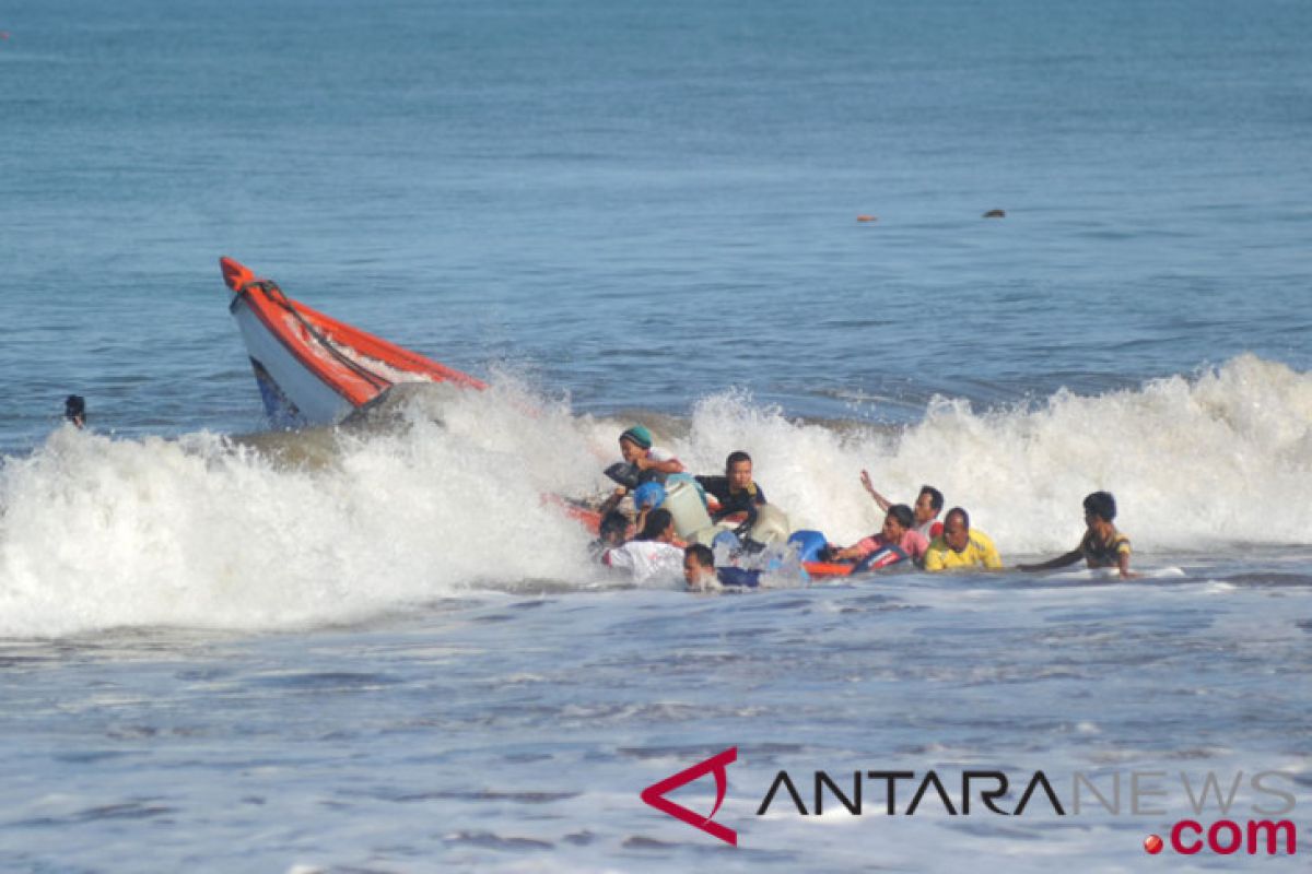 Kapal angkut wartawan terbalik dihantam ombak