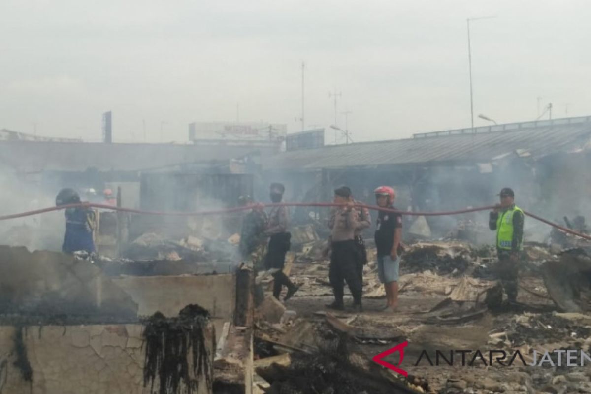 Pasar Wiradesa Pekalongan ludes terbakar