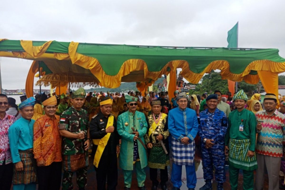 Kemeriahan Mandek Bedel Keraja Keraton Tayan