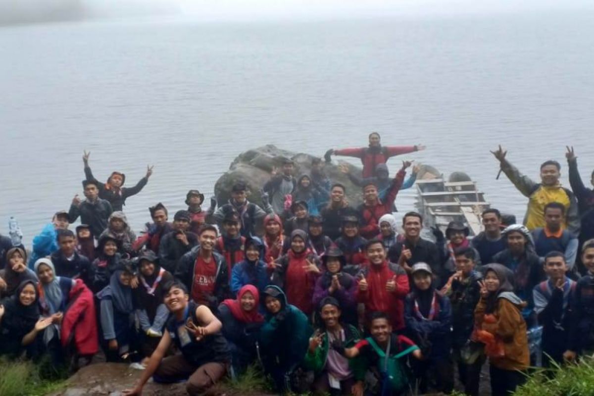 Peserta Latgab Pramuka mahasiswa  nikmati suasana danau Gunung Tujuh